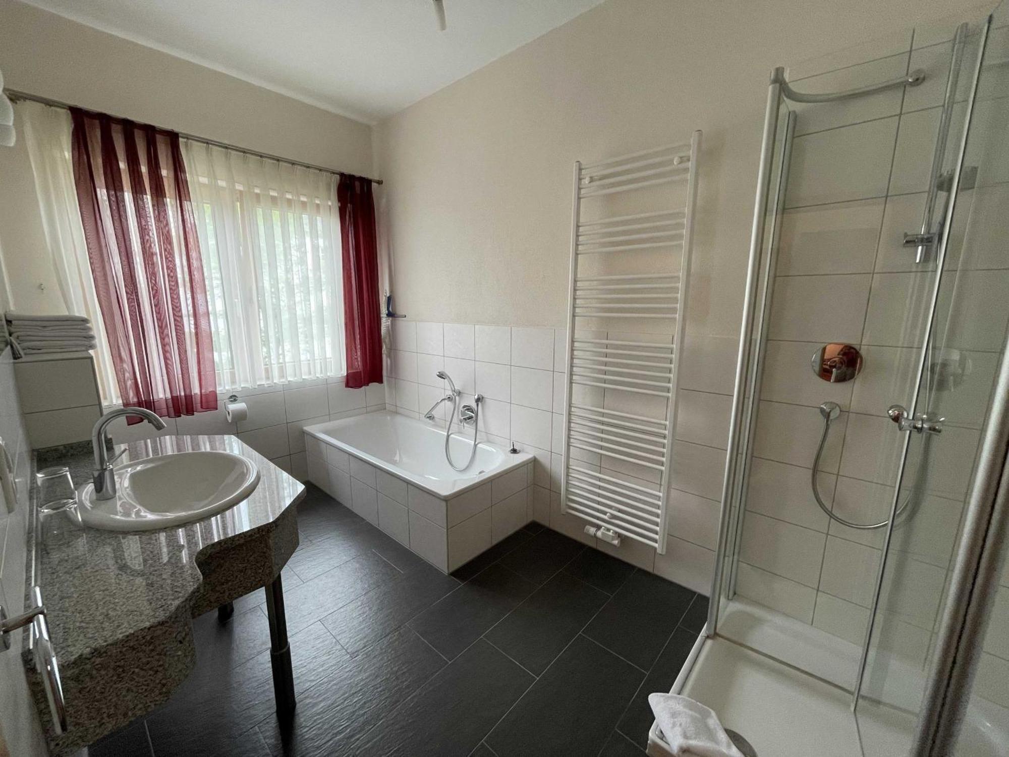 Hotel Zur Mosel Minheim Exteriör bild