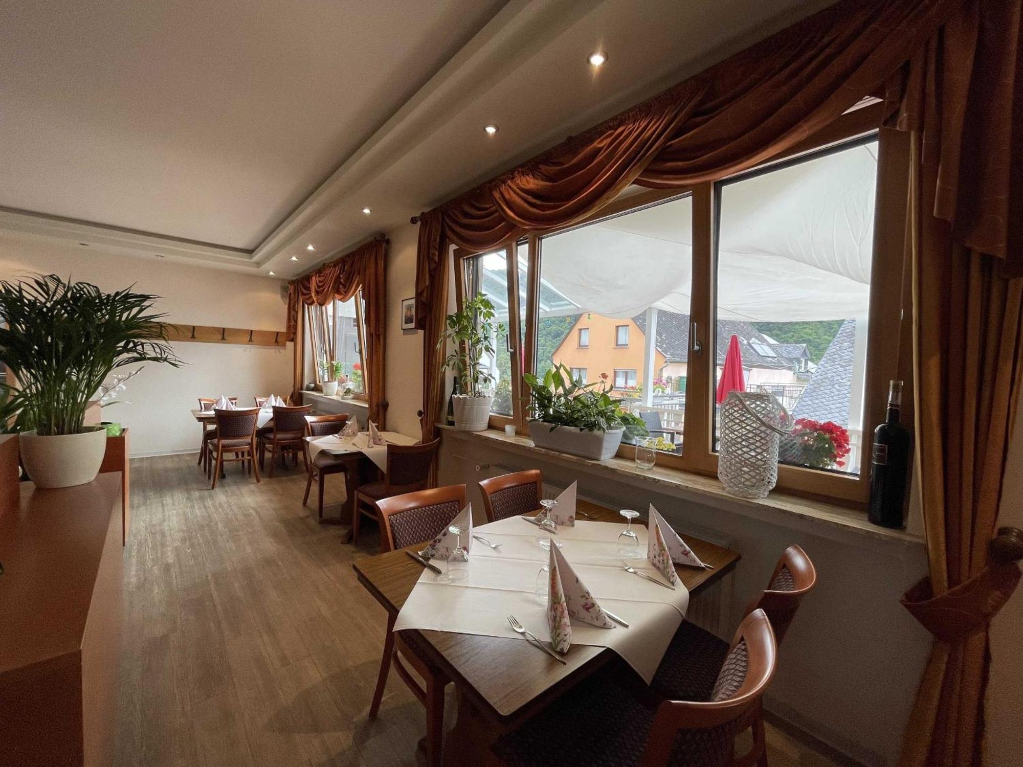Hotel Zur Mosel Minheim Exteriör bild